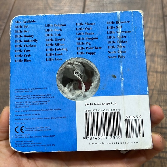 Little Shark Finger Puppet Book - Picture 3 of 4